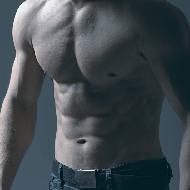 Modelo Fitness Torso mostrando. Hombre con torso muscular
. - Foto, imagen