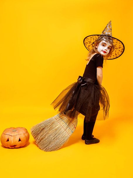 Small girl in Halloween witch costume - 写真・画像