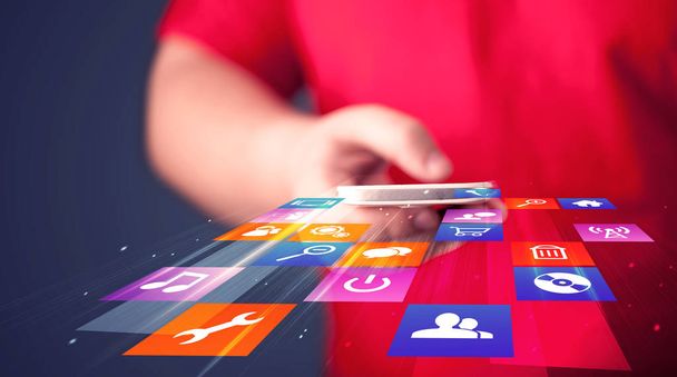Homem segurando telefone inteligente com ícones de aplicação coloridos  - Foto, Imagem