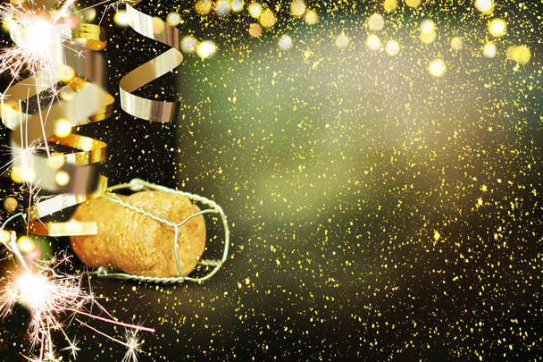 Бутылка шампанского. Празднование Нового года
  - Фото, изображение