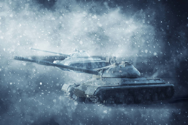Dos tanques de batalla que se mueven en una tormenta de nieve
 - Foto, imagen