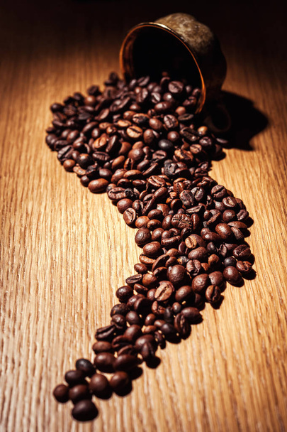Kaffee, Kaffeebohnen, gerösteter Kaffee, geröstete Kaffeebohnen, Kaffeebohnen isoliert auf Holzboden, Kaffeebohnen in Nahaufnahme, Kaffeebohnen ausgeschnitten, Kaffeebohnen, Kaffeebohnen in Tasse - Foto, Bild