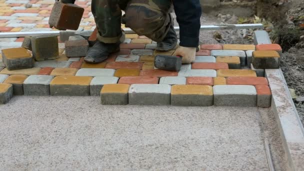Verlegung von Pflasterplatten durch Mosaik in Nahaufnahme. Straßenpflaster, Straßenbau. - Filmmaterial, Video