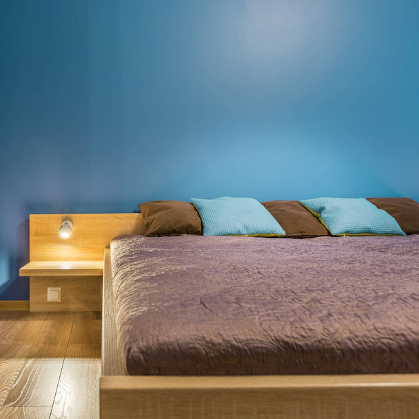 Blue bedroom with large bed - Foto, afbeelding