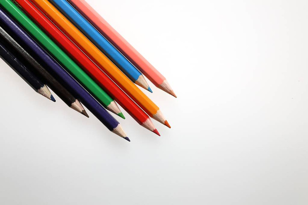 lápiz de color sobre escritorio blanco
 - Foto, Imagen