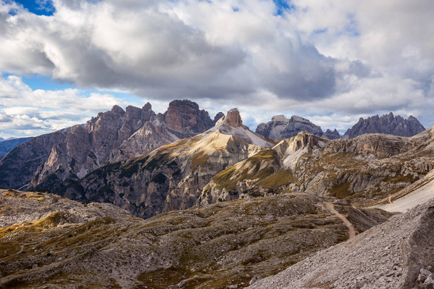 Montañas Panorama de los Dolomitas con nubes
 - Foto, Imagen
