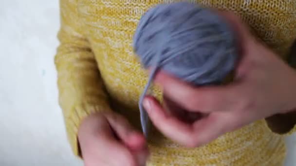 グレーのウール毛糸の玉 - 映像、動画