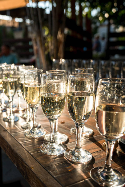 Un montón de copas de vino con un delicioso champán fresco o vino blanco en el bar. Alcohol de fondo
. - Foto, imagen