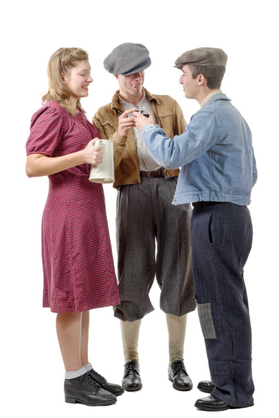 drie jonge mensen in kostuums 40 's drinken wijn - Foto, afbeelding
