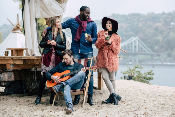 Mutlu genç insanlar piknik - Fotoğraf, Görsel