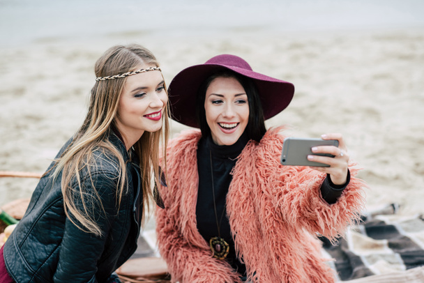 Hermosas mujeres sonrientes tomando selfie
 - Foto, Imagen