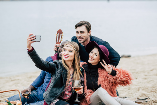 Szczęśliwi ludzie biorąc selfie na pikniku - Zdjęcie, obraz