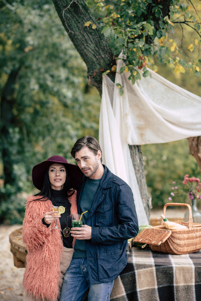 Giovane coppia felice al picnic all'aperto
 - Foto, immagini