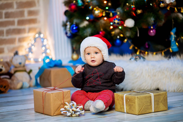 Christmas słodkie mało baby chłopiec dziecko wśród ozdób choinkowych - Zdjęcie, obraz