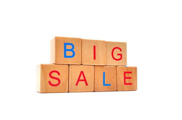 Μεγάλη πώληση - κείμενο σε ξύλινα κυβάκια, επαγγελματίες ψώνια έννοια λέξεις - Φωτογραφία, εικόνα
