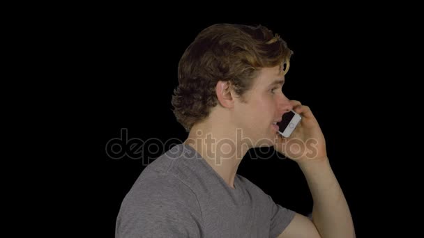 Vista lateral del hombre hablando por teléfono (fondo transparente
) - Imágenes, Vídeo