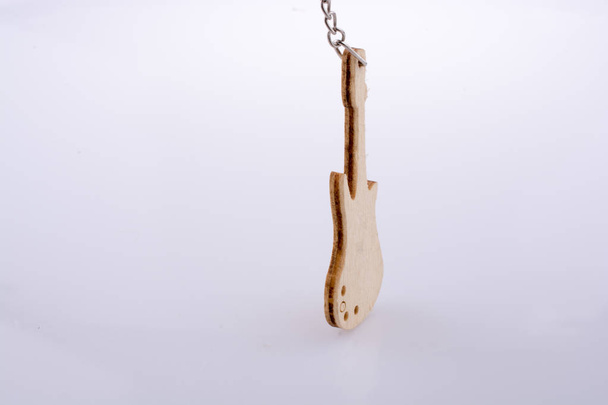 Mini-Spielzeuggitarre aus Holz - Foto, Bild