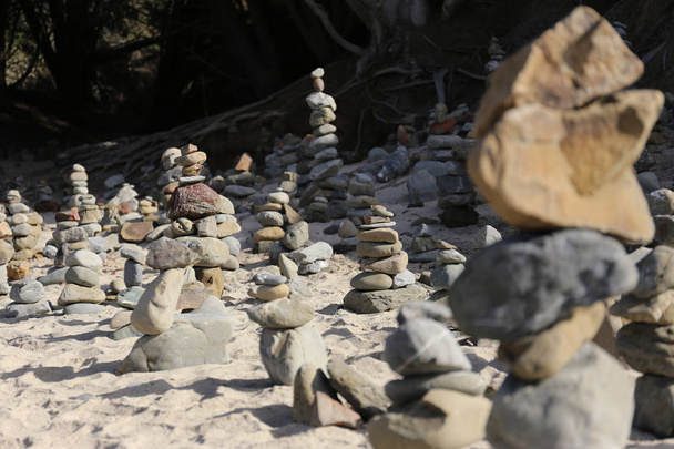 Cairns de pierre sur une plage
 - Photo, image