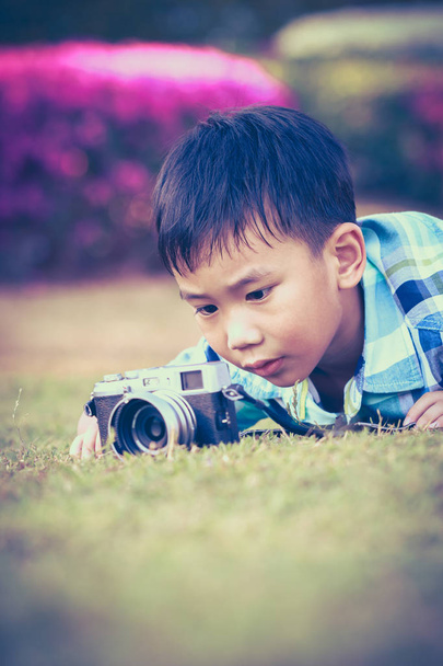Fiú figyelembe fotó kamera, természet, a park felfedezéséhez.  - Fotó, kép