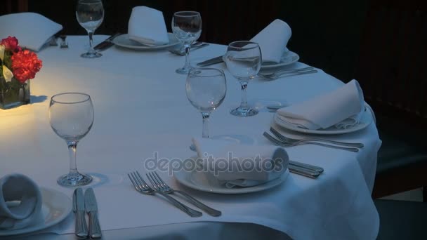 pan a través de mesa restaurante
 - Metraje, vídeo