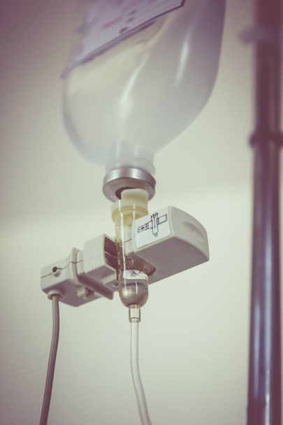 Fechar gotejamento intravenoso no quarto do hospital. Tom vintage
. - Foto, Imagem