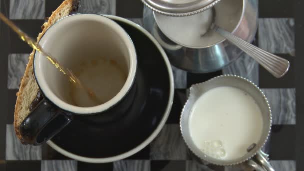 Despejando café em xícara
 - Filmagem, Vídeo