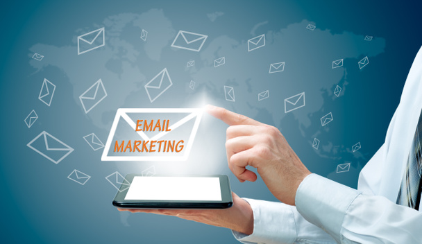 Le concept de marketing par courriel. Homme d'affaires rend l'envoi de courriels à partir de votre tablette
 - Photo, image