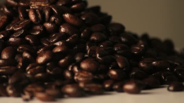 Obracanie stos ziaren kawy - Materiał filmowy, wideo