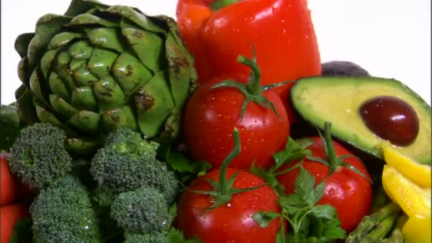 разнообразные овощи, вращающиеся на белом фоне
 - Кадры, видео
