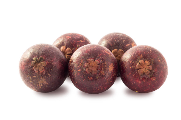 Frutos de mangostão roxo isolados sobre fundo branco
. - Foto, Imagem