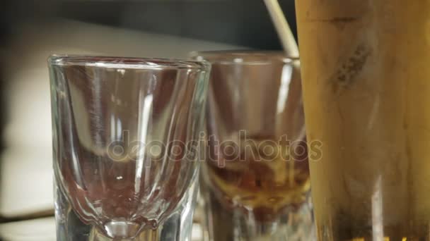 dos vasos de chupito llenos junto a la cerveza de cerca
 - Metraje, vídeo