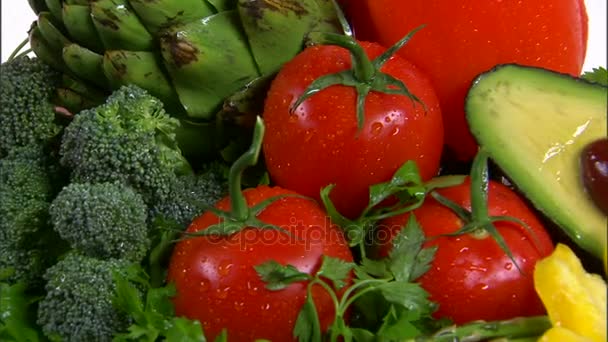 разнообразные овощи, вращающиеся на белом фоне
 - Кадры, видео
