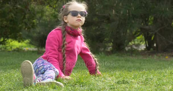 Mädchen liegt im Gras - Filmmaterial, Video