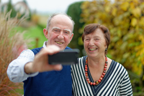 Liebe im Fokus. Glückliches Seniorenpaar - Foto, Bild