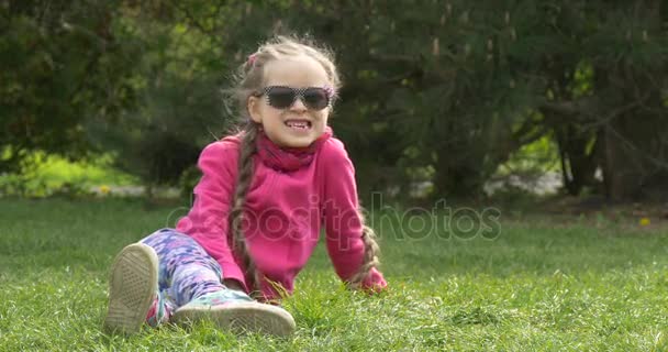 Meisje op het gras Hamming. - Video