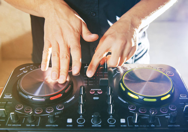DJ mesa giratória console mixer controle
 - Foto, Imagem
