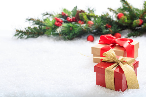 Geschenkdozen op sneeuw en witte achtergrond - Foto, afbeelding