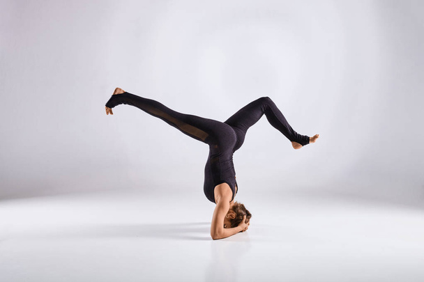 Frau macht Yoga isoliert auf weißem Hintergrund - Foto, Bild