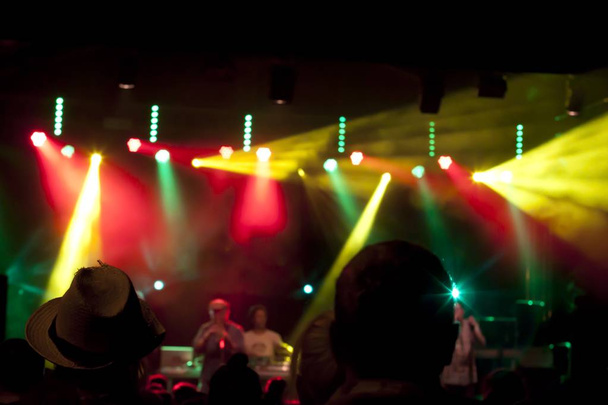 Out-of-focus glinsterende achtergrond van een concert - Foto, afbeelding