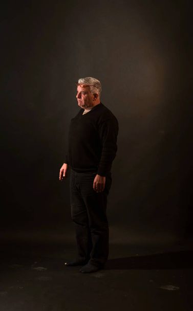 портрет взрослого мужчины в студии
 - Фото, изображение