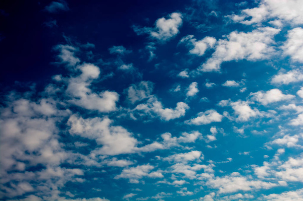  Cielo con nubes blancas y azules
 - Foto, Imagen