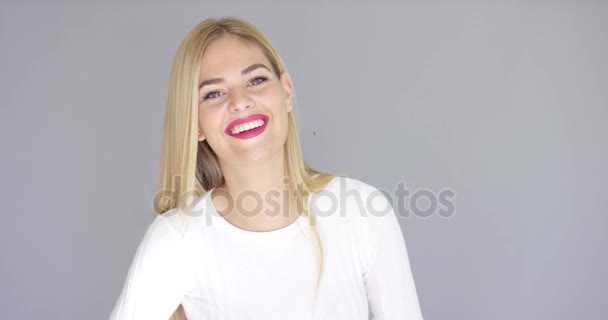 Vonzó szőke nő boldog mosollyal - Felvétel, videó