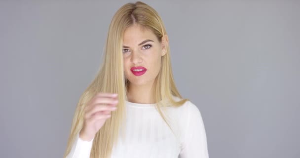 attraktive blonde Frau mit einem glücklichen Lächeln - Filmmaterial, Video