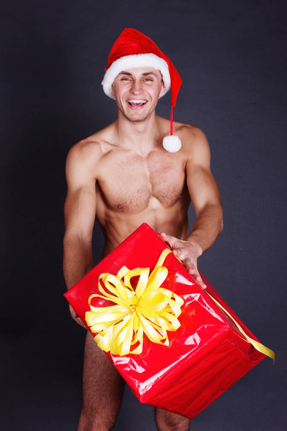 Sexy hunk santa with gift box - Foto, afbeelding