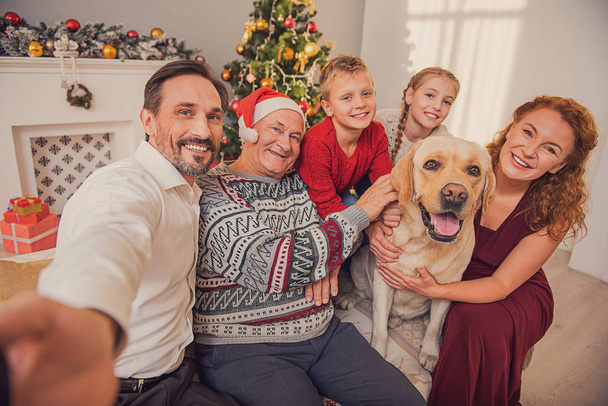 Happy family making selfie on holiday - Φωτογραφία, εικόνα