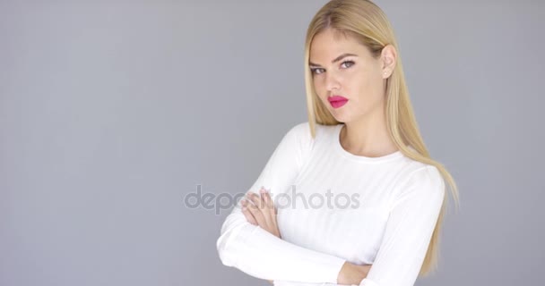 Auto-assurée jeune femme blonde
 - Séquence, vidéo
