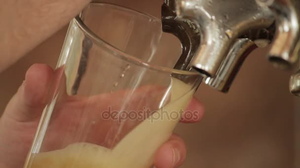 close up on fast beer pour from tap lots of foam - Imágenes, Vídeo