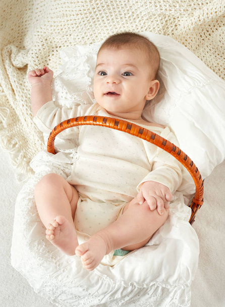retrato de bebé se encuentran en la toalla blanca en la cama, tono amarillo
 - Foto, Imagen