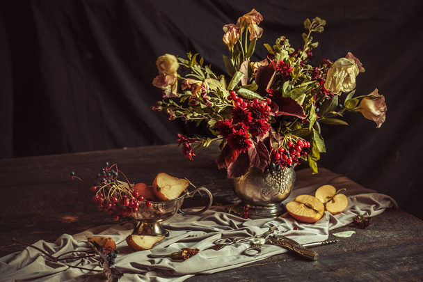 Still life with apples and autumn flowers - Foto, imagen