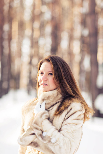 Portrait d'hiver de jeune belle femme vêtue d'un manteau de fourrure. Neige hiver beauté mode concept
. - Photo, image